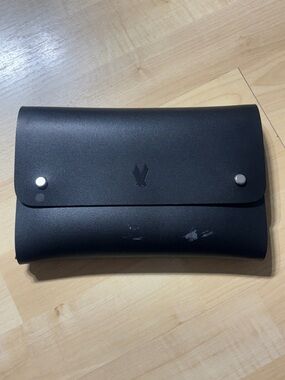 Black Men's Leather Toiletry Pouch with Snap Closure